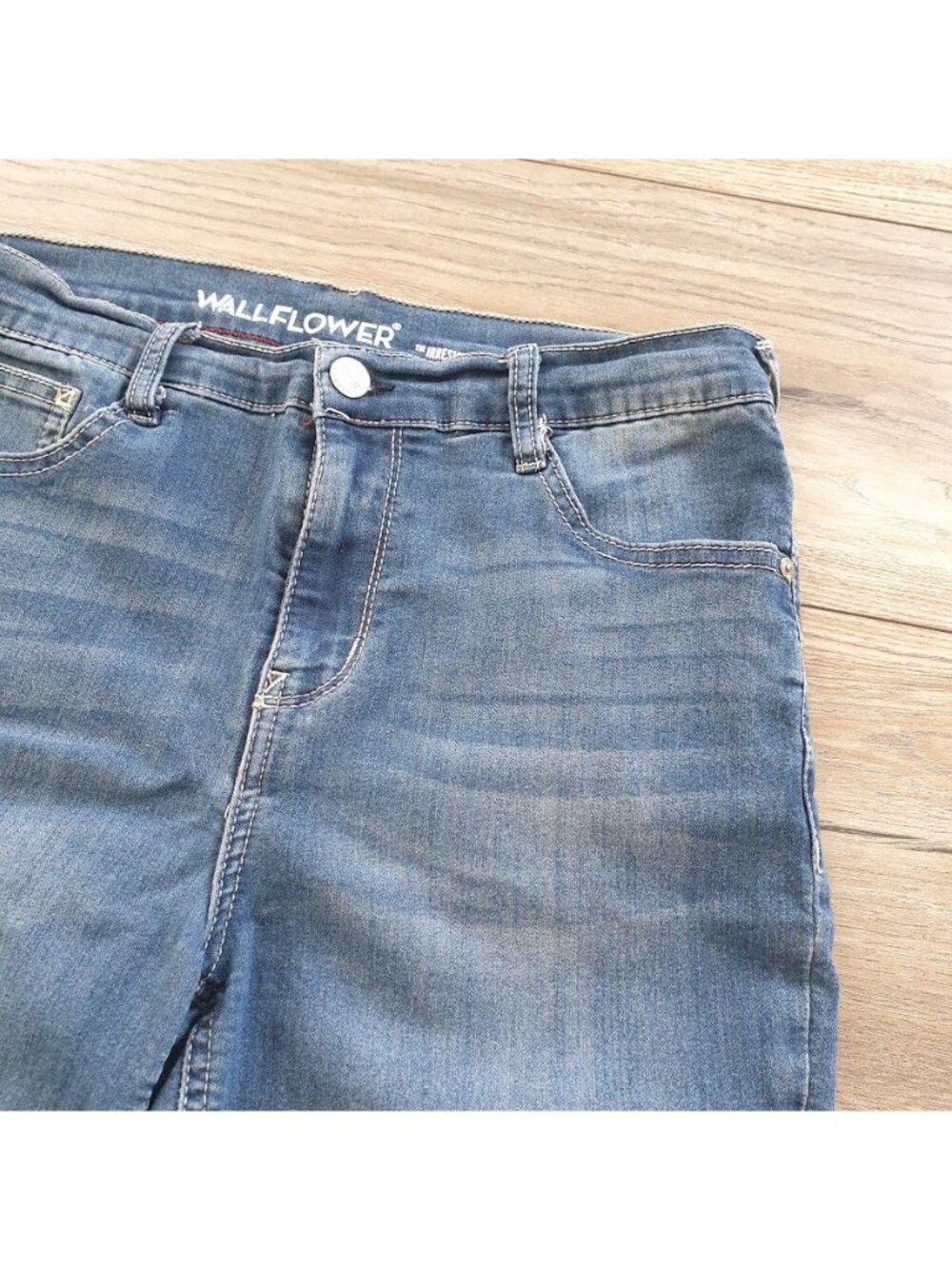 Wallflower Womens Irresistible High Rise Cuffed Denim Bermuda Shorts Size 11 - Picture 4 of 9